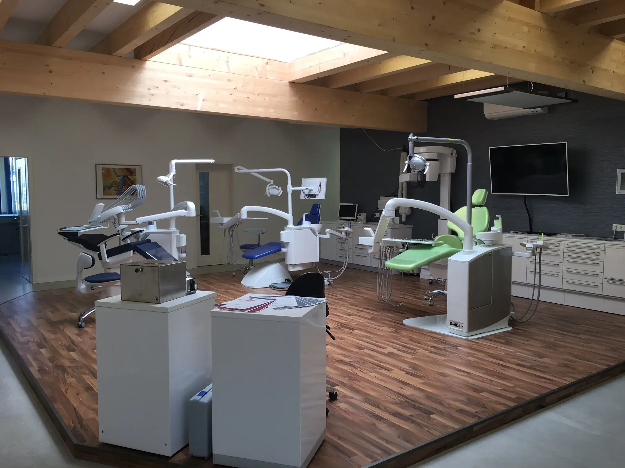 DentaMed, Eggenstein – Ausstellungsraum unter dem Holzdach