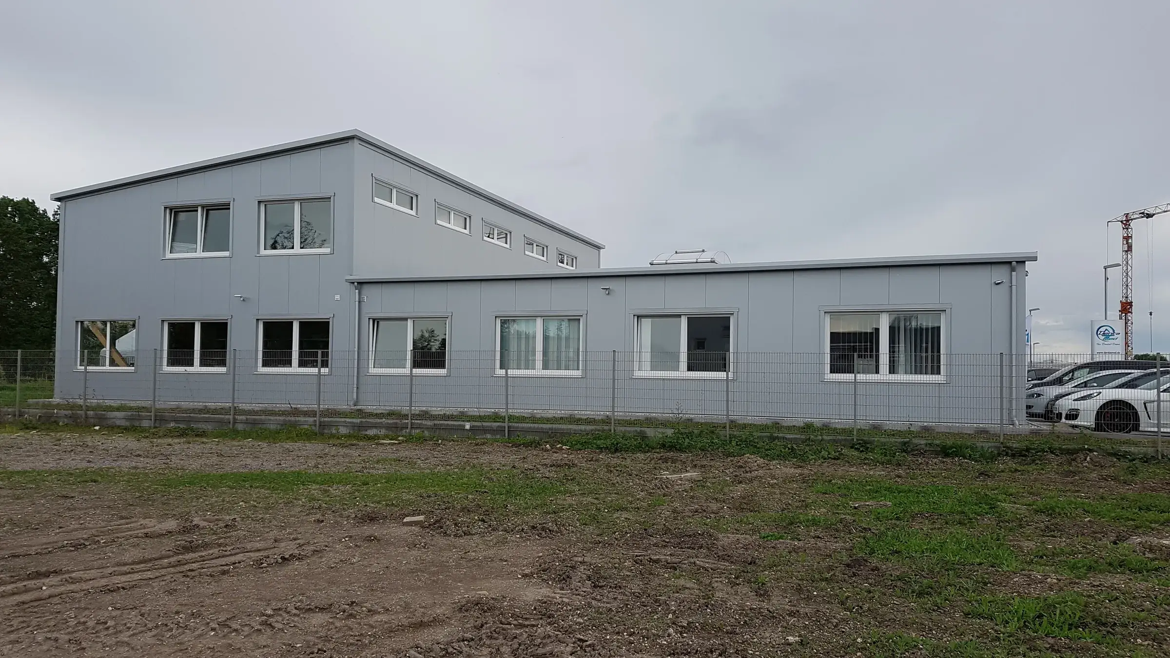 Betriebsneubau DentaMed in Eggenstein: heller Hallenbau mit verglastem Eingangsvorbau