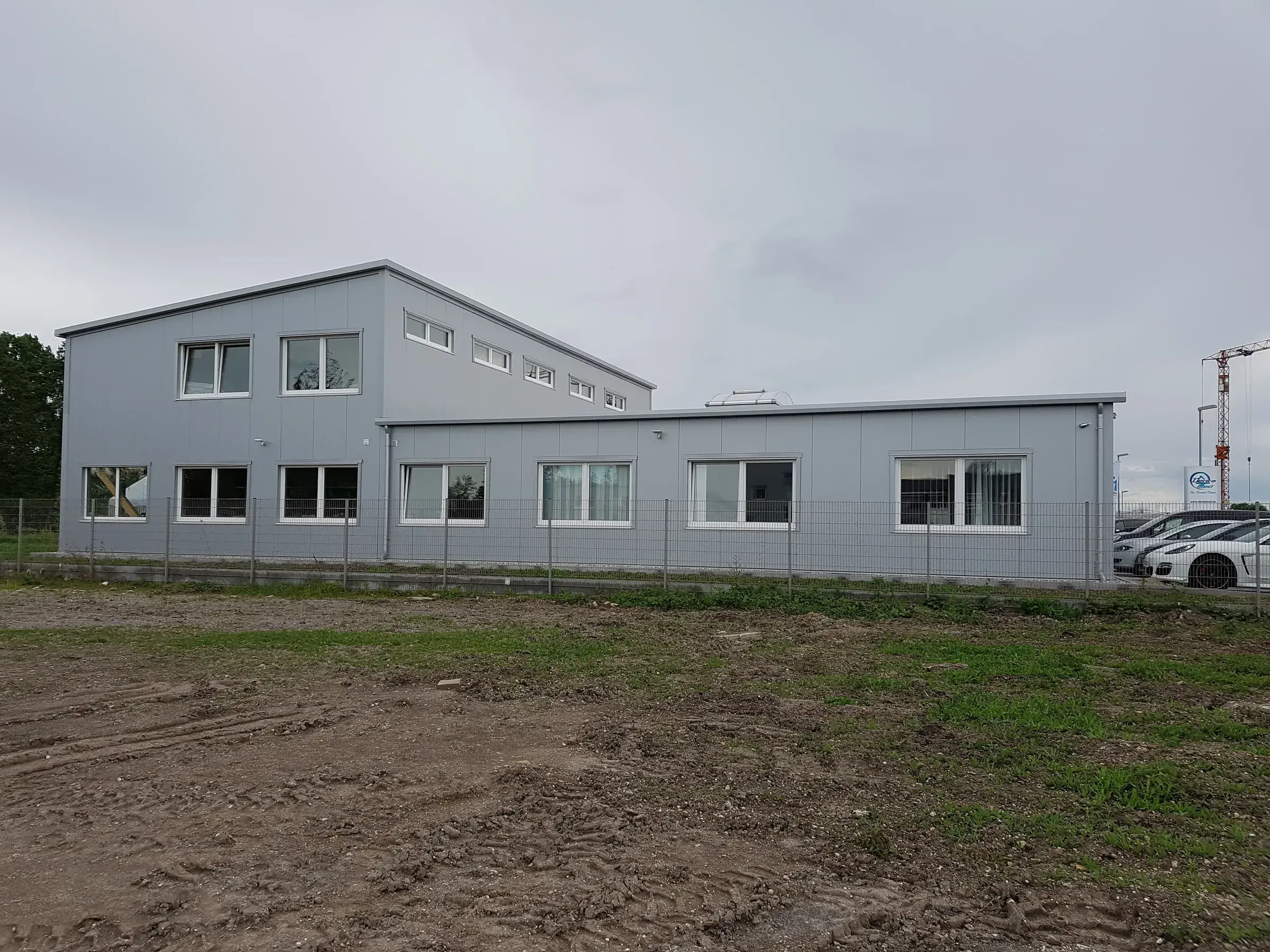 Betriebsneubau DentaMed in Eggenstein: heller Hallenbau mit verglastem Eingangsvorbau