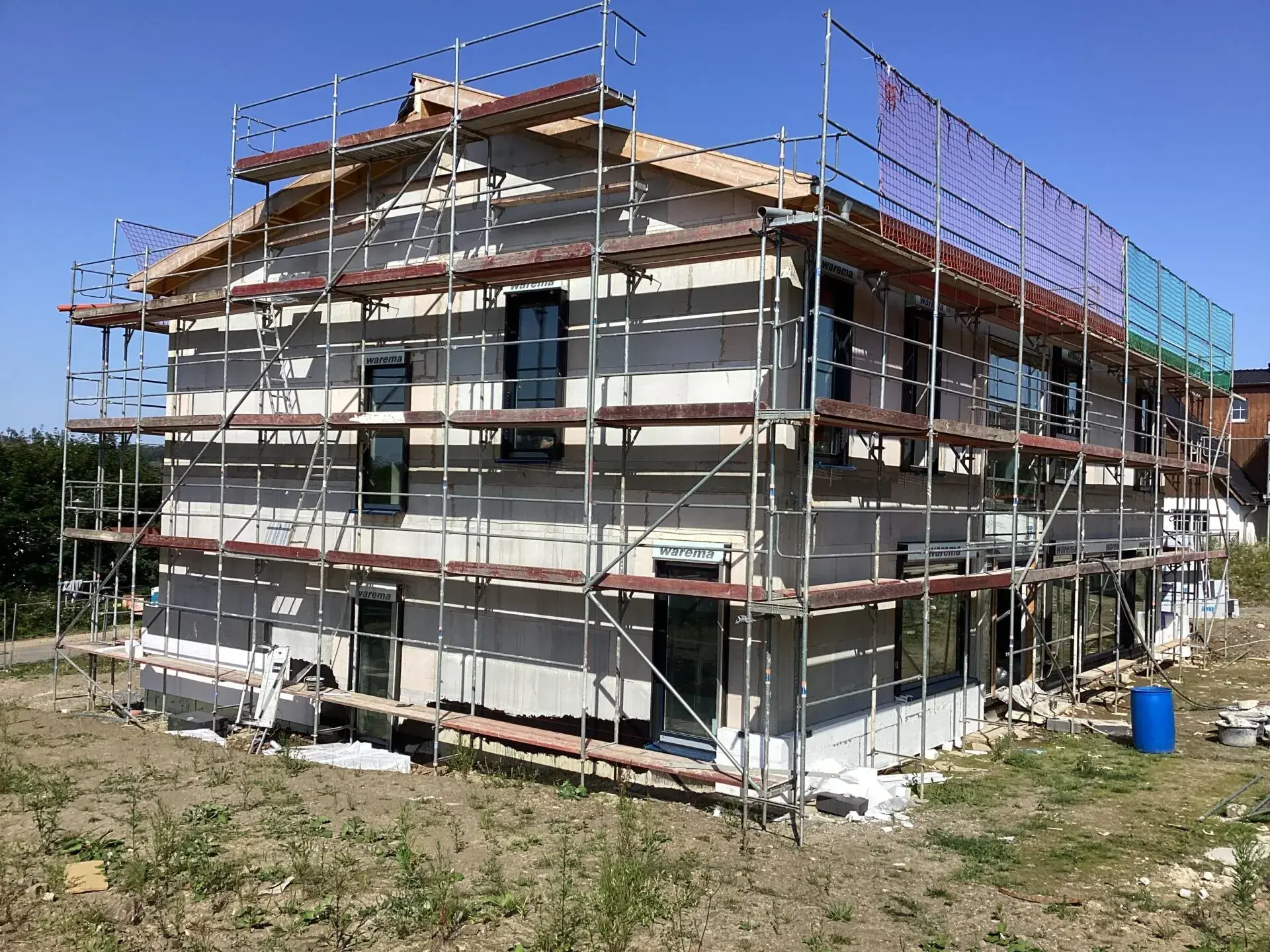 Neubau Einfamilienhaus – Fenster eingebaut (30.07.2024)