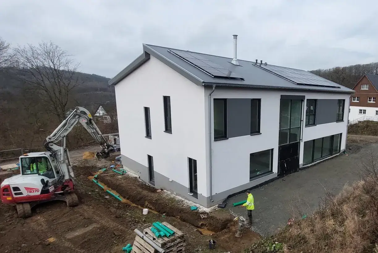 Neubau Einfamilienhaus – Ansicht nach Fertigstellung der Fassade (05.12.2024)