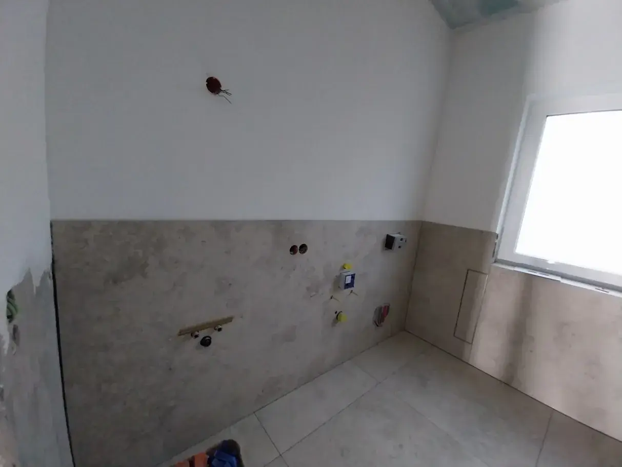 Neubau Einfamilienhaus – Fliesen im Gäste-WC (16.12.2024)