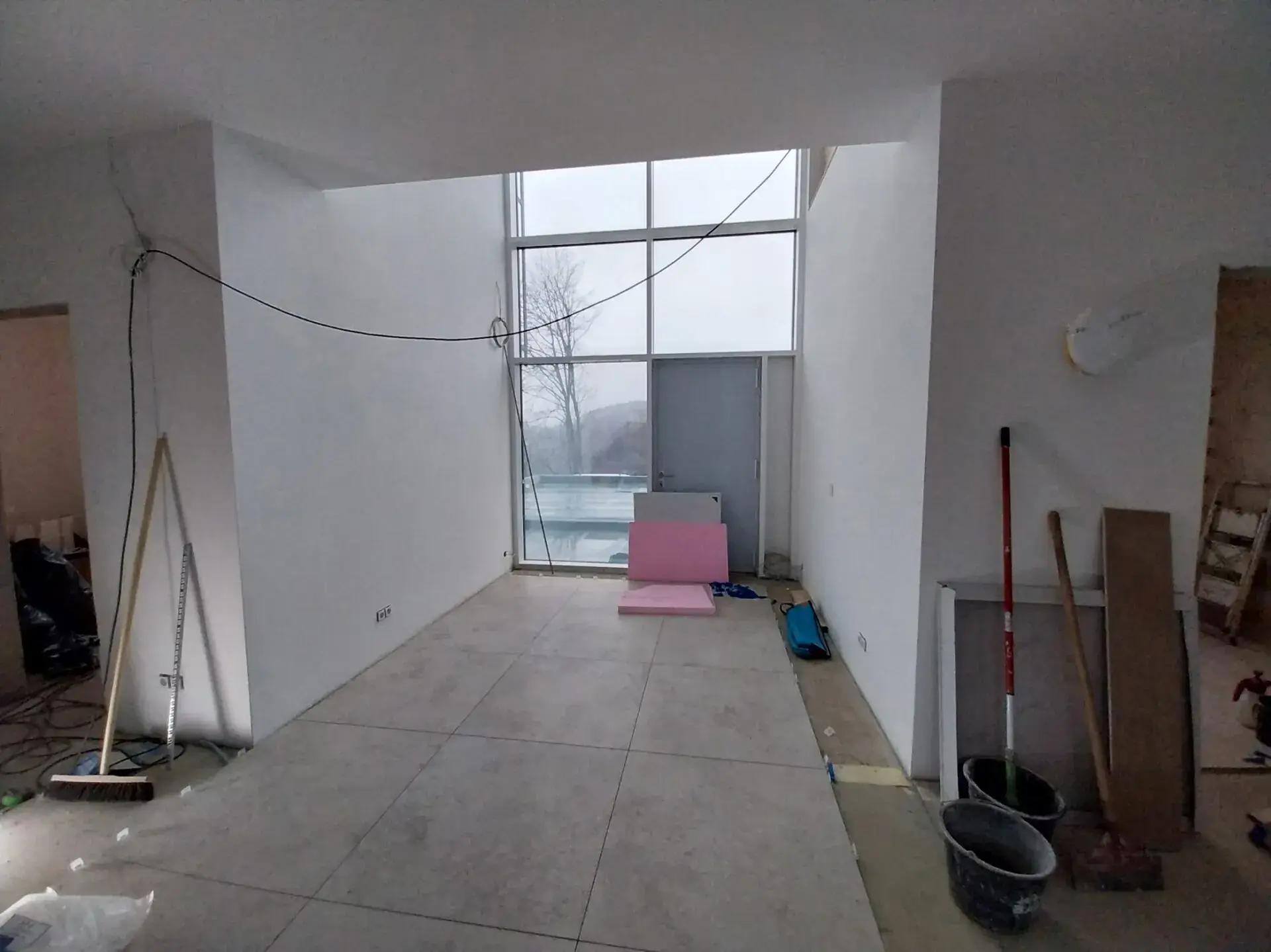 Neubau Einfamilienhaus – Fliesen im Eingang (18.12.2024)