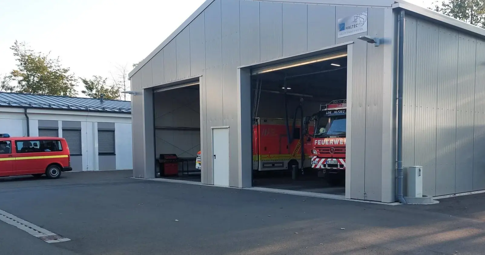 Feuerwehr Lüdenscheid in Modulbauweise – Fahrzeughalle in Betrieb (02.09.2024)