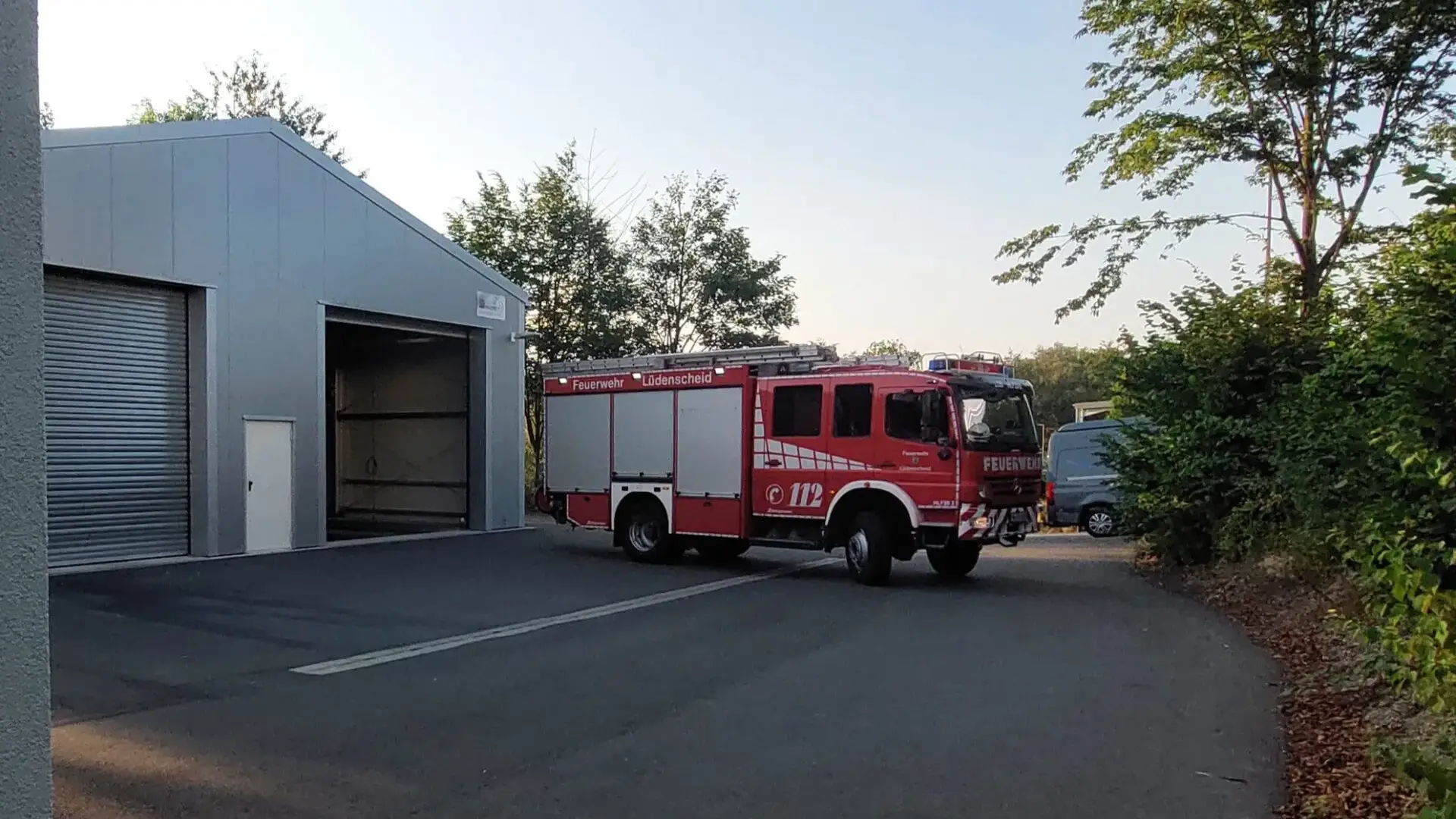 Fahrzeughalle der Feuerwehr Lüdenscheid in Modulbauweise mit Löschfahrzeug vor dem Tor