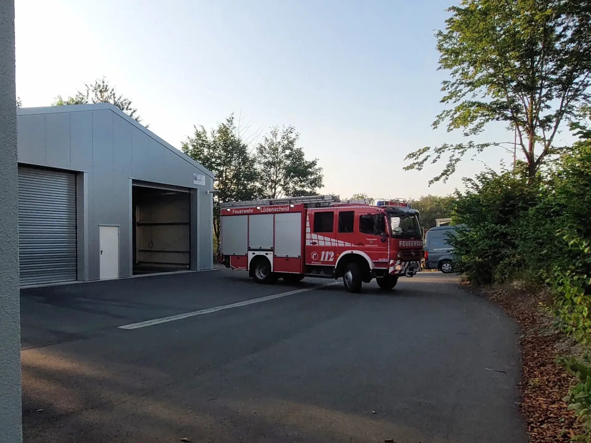 Fahrzeughalle der Feuerwehr Lüdenscheid in Modulbauweise mit Löschfahrzeug vor dem Tor