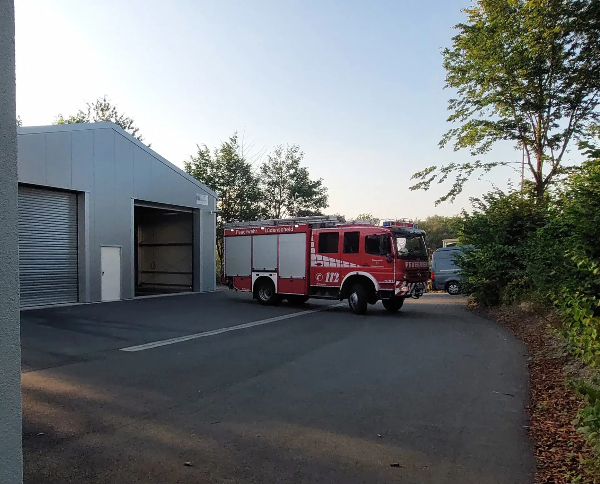 Feuerwehr Lüdenscheid in Modulbauweise – Fahrzeughalle mit Löschfahrzeug (02.09.2024)
