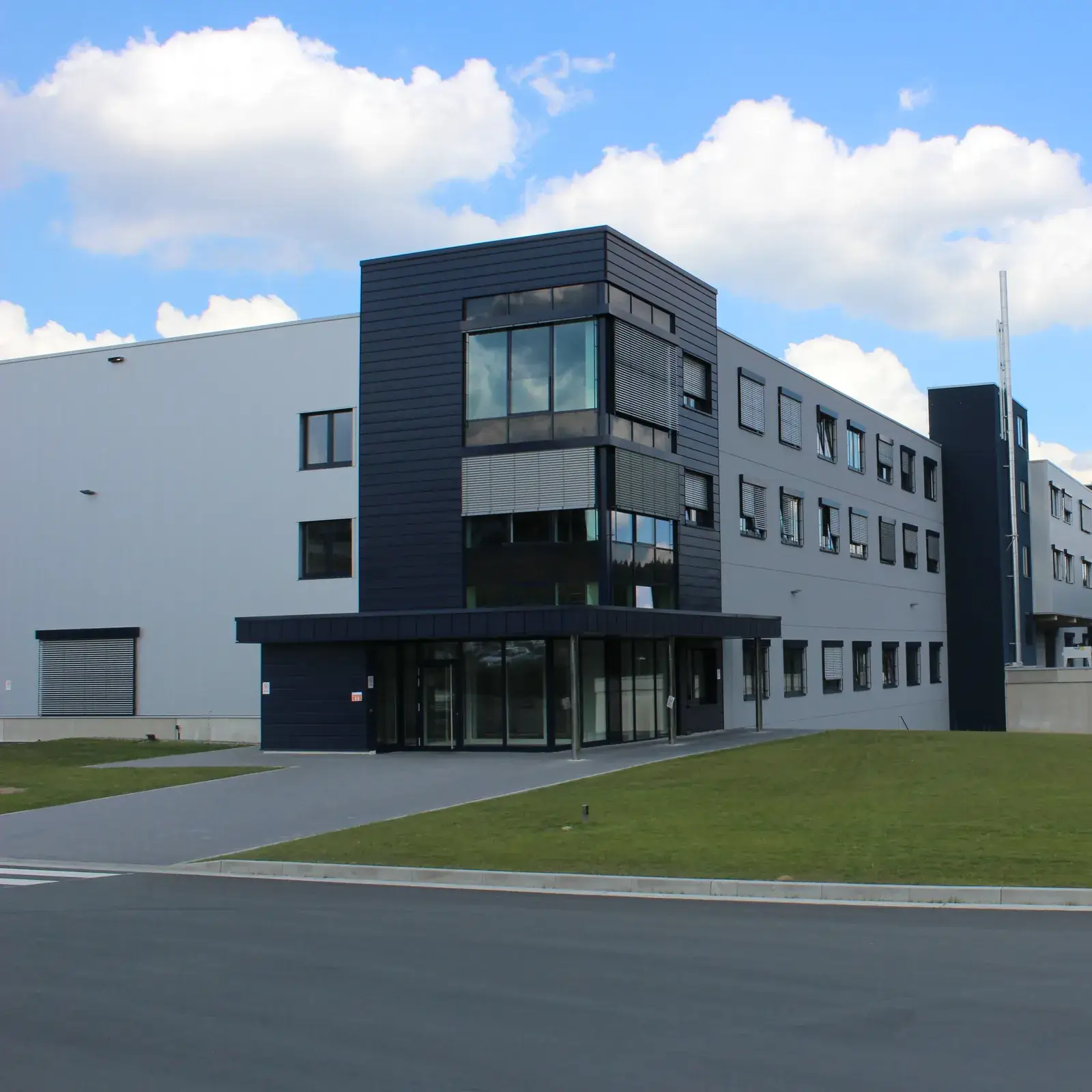 Werk Gerhardi Rosmart in Altena: dunkler, verglaster Kopfbau vor der hellen Produktionshalle