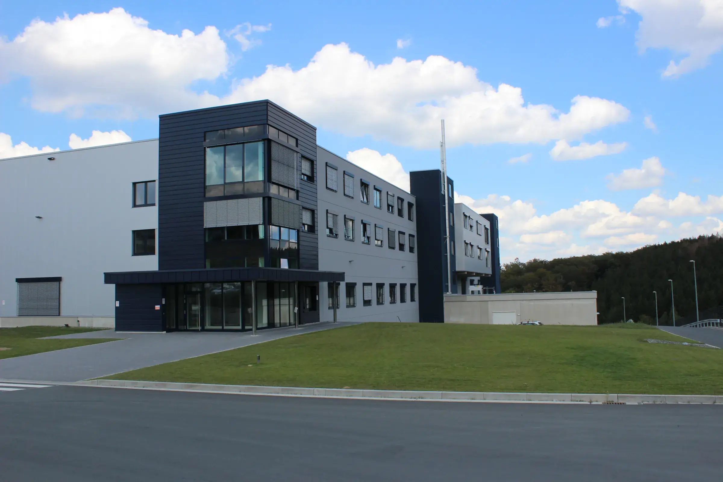 Werk Gerhardi Rosmart in Altena: dunkler, verglaster Kopfbau vor der hellen Produktionshalle
