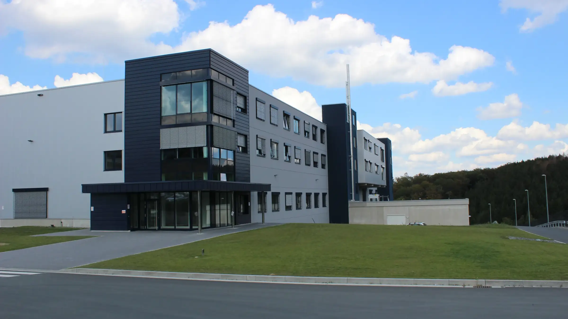 Werk Gerhardi Rosmart in Altena: dunkler, verglaster Kopfbau vor der hellen Produktionshalle