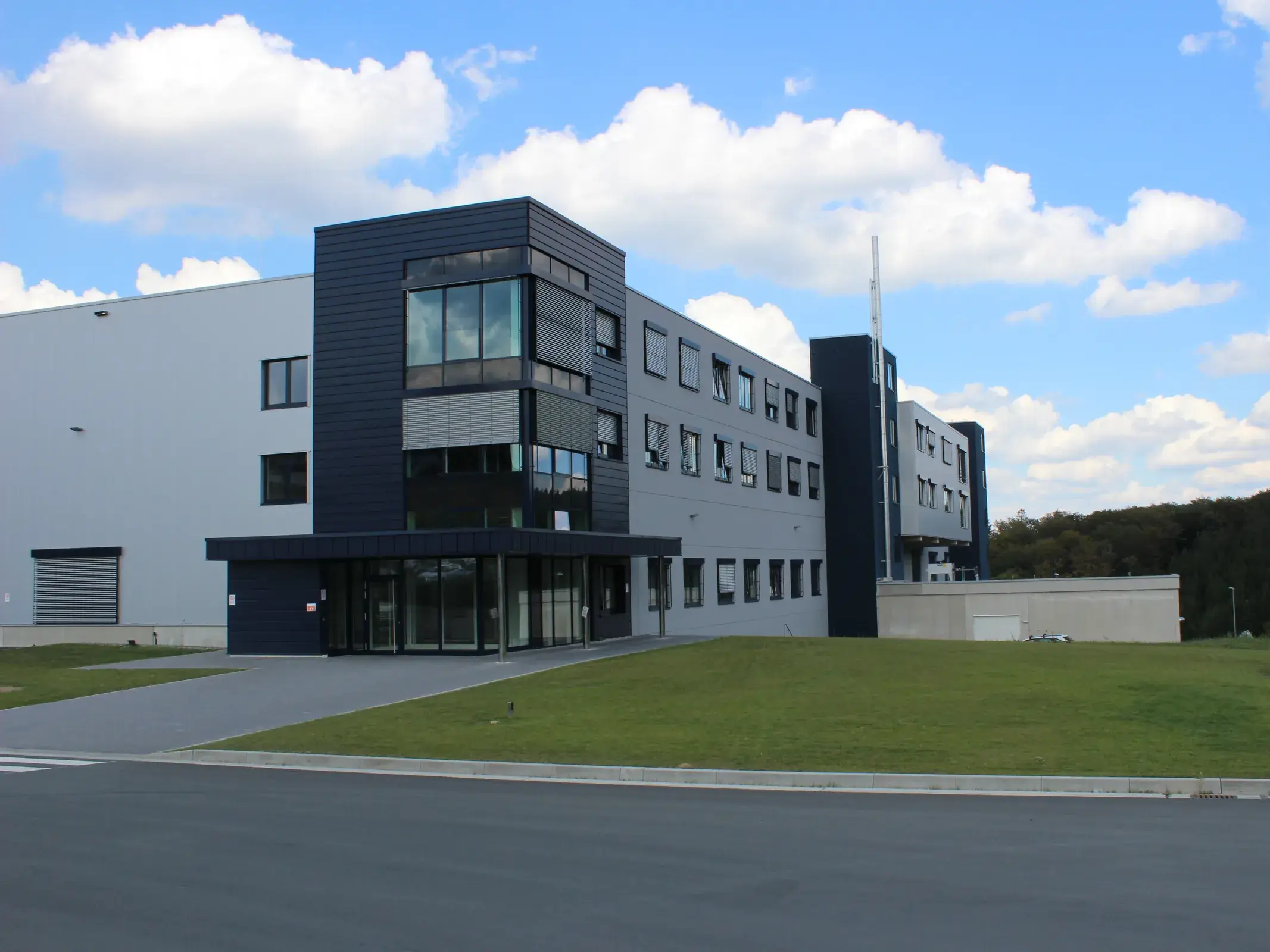 Werk Gerhardi Rosmart in Altena: dunkler, verglaster Kopfbau vor der hellen Produktionshalle