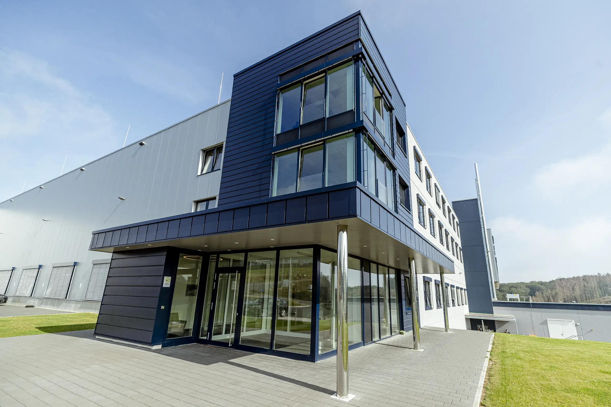Gerhardi Rosmart, Altena – Verglaster Eingang am Kopfbau