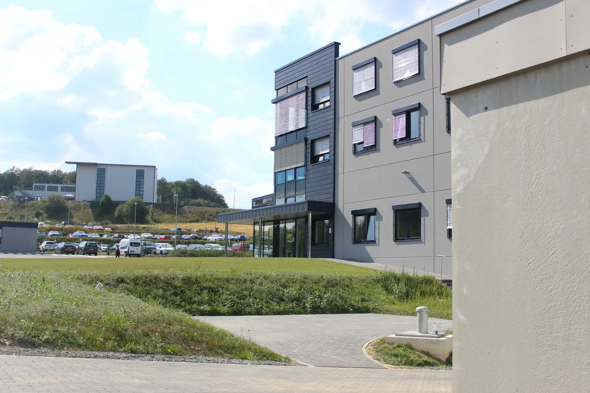 Gerhardi Rosmart, Altena – Kopfbau, Blick über das Gewerbegebiet