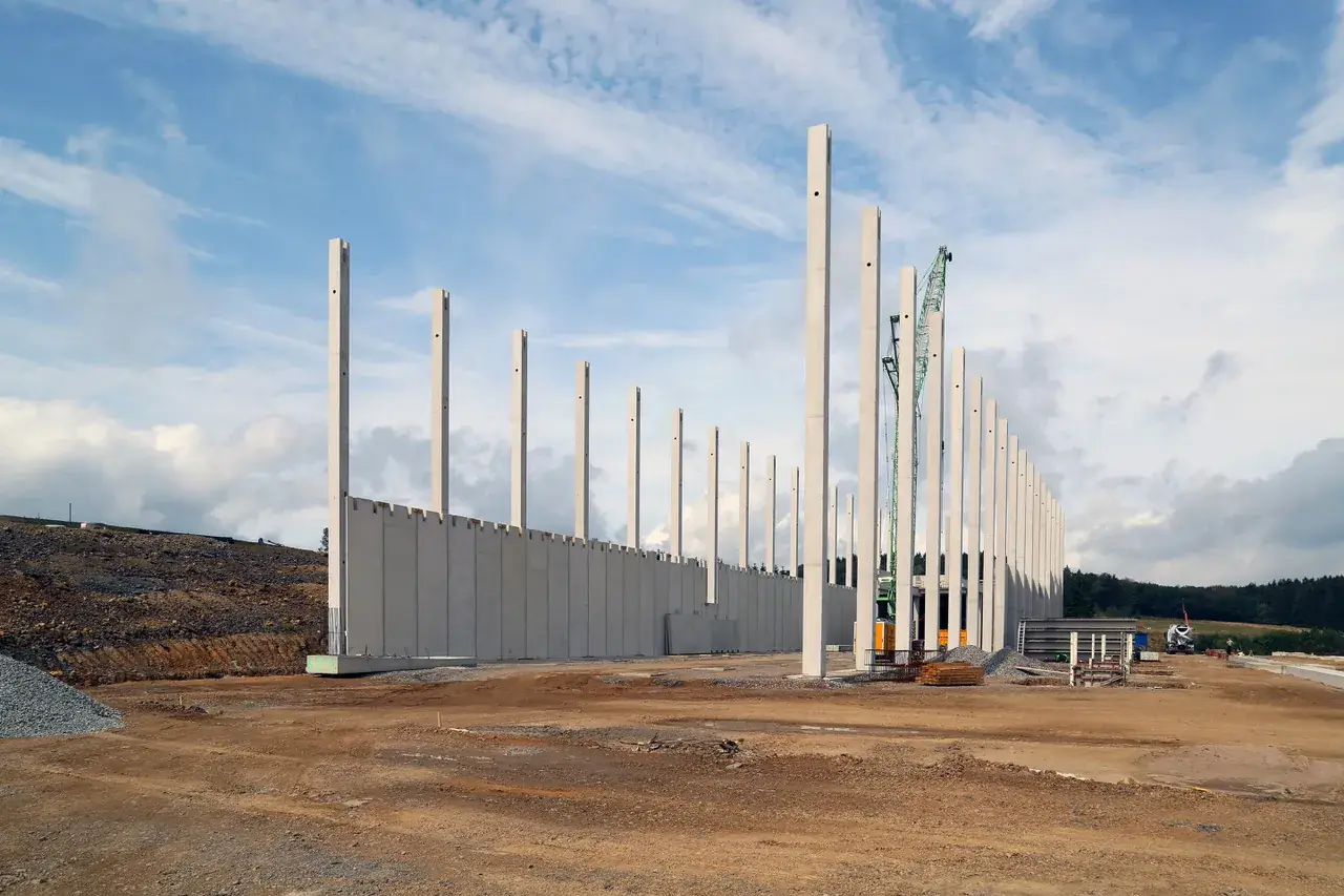 Gerhardi Rosmart, Altena – Fertigteilstützen der Halle (08/2018)