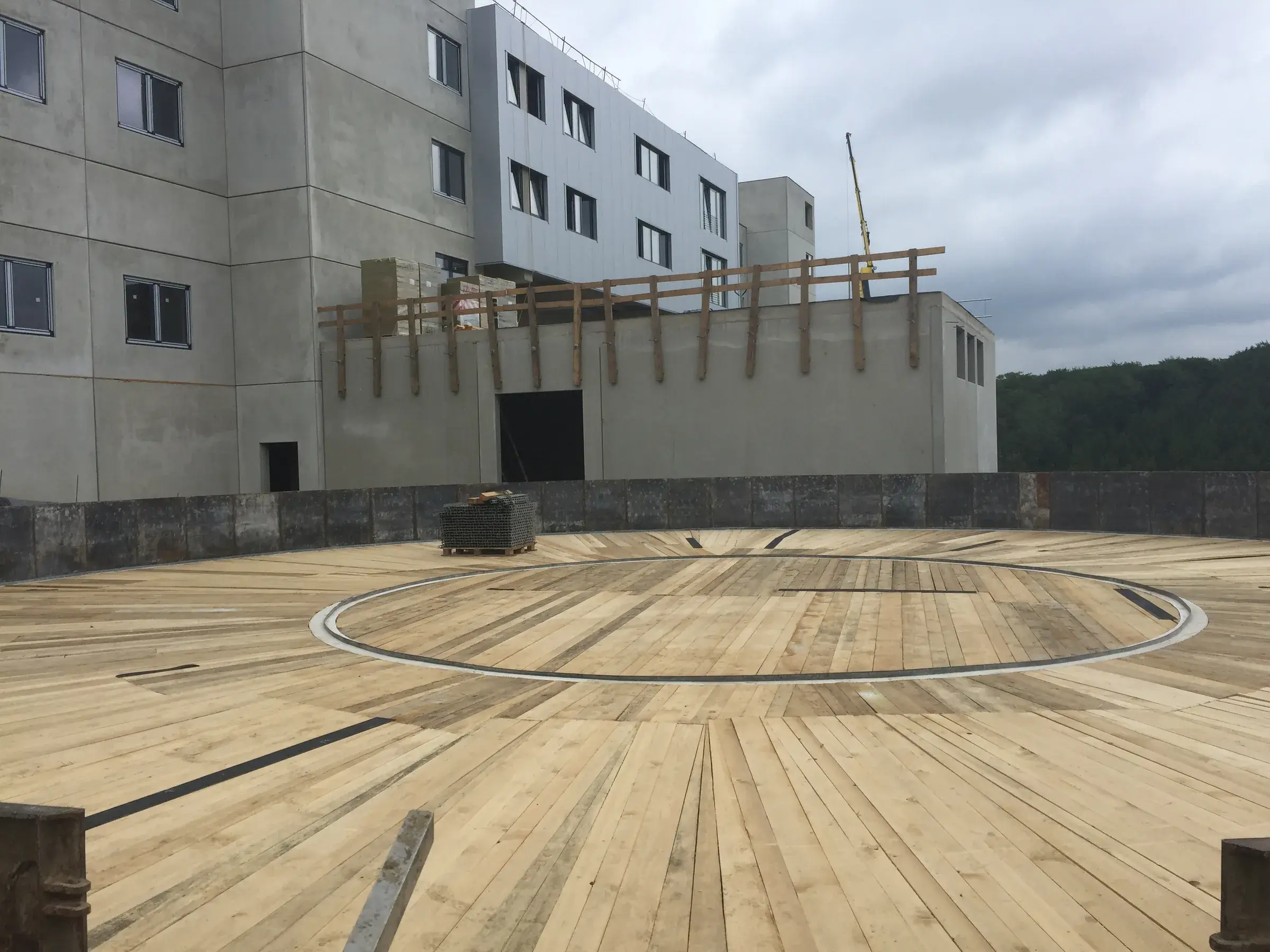 Gerhardi Rosmart, Altena – Rundbauwerk vor dem Kopfbau (06/2019)