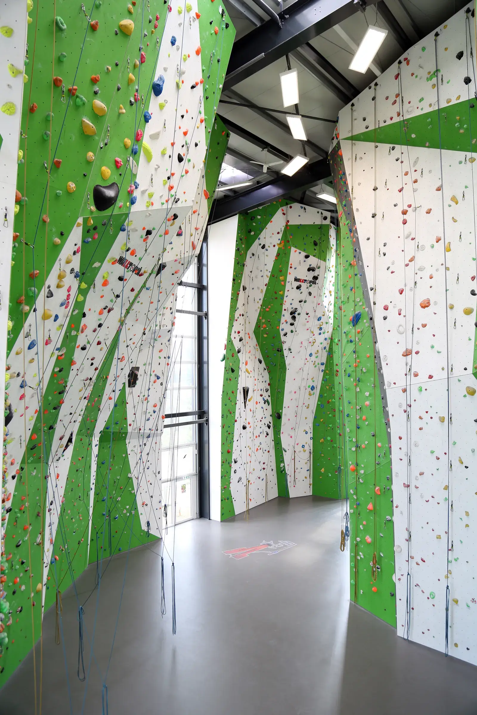 Kletterhalle, Altena – Kletterwände vor der Glasfassade