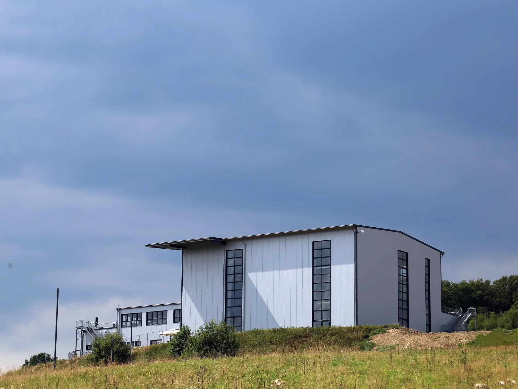 Kletterhalle in Altena: hohe helle Halle mit schmalen Fensterbändern am Hang