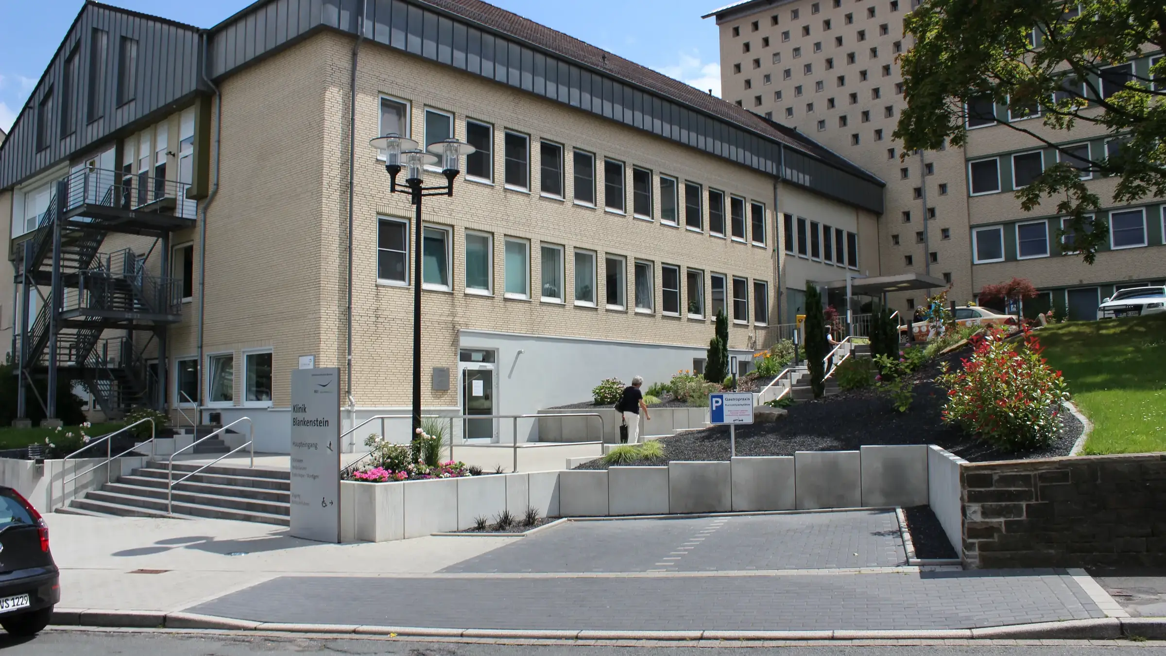 Klinik Blankenstein in Hattingen: Zugang mit neu gestalteter Außenanlage, Treppen und Pflanzbeeten