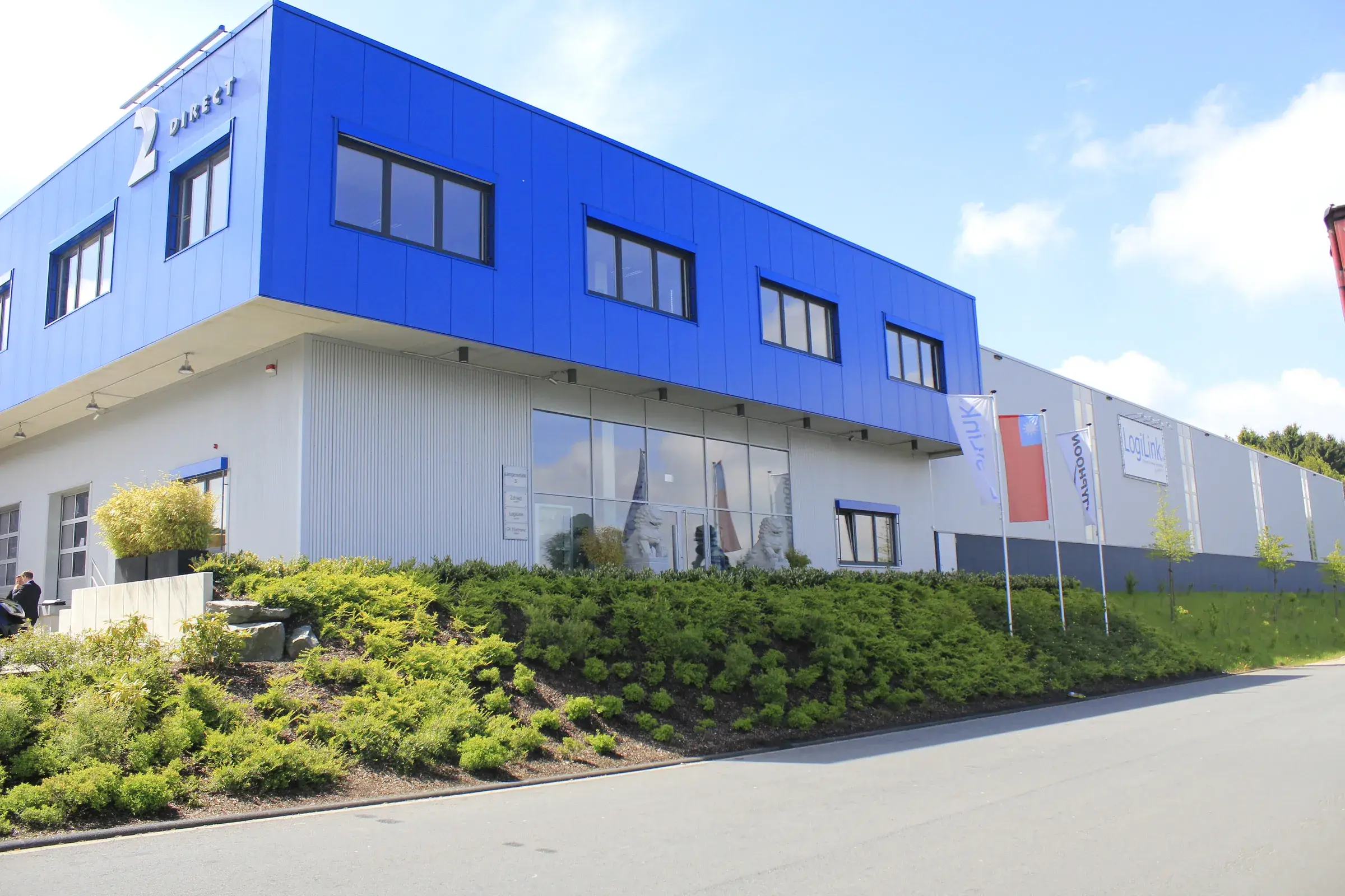 LogiLink, Lüdenscheid – Kopfbau mit blauer Fassade