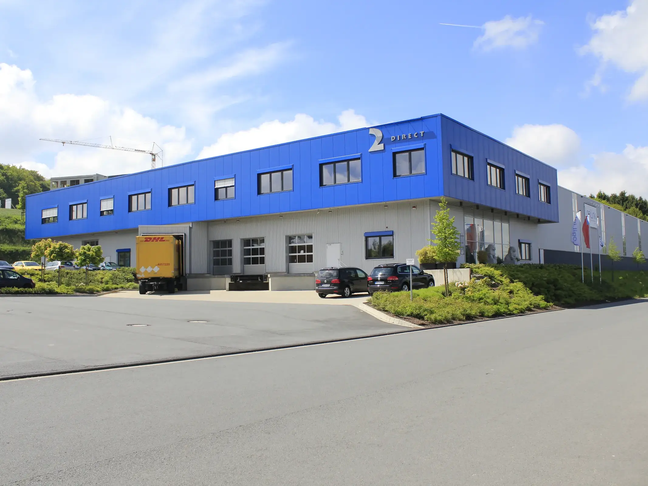 Logistikzentrum LogiLink in Lüdenscheid: Kopfbau mit blauer Fassade vor der langen Lagerhalle