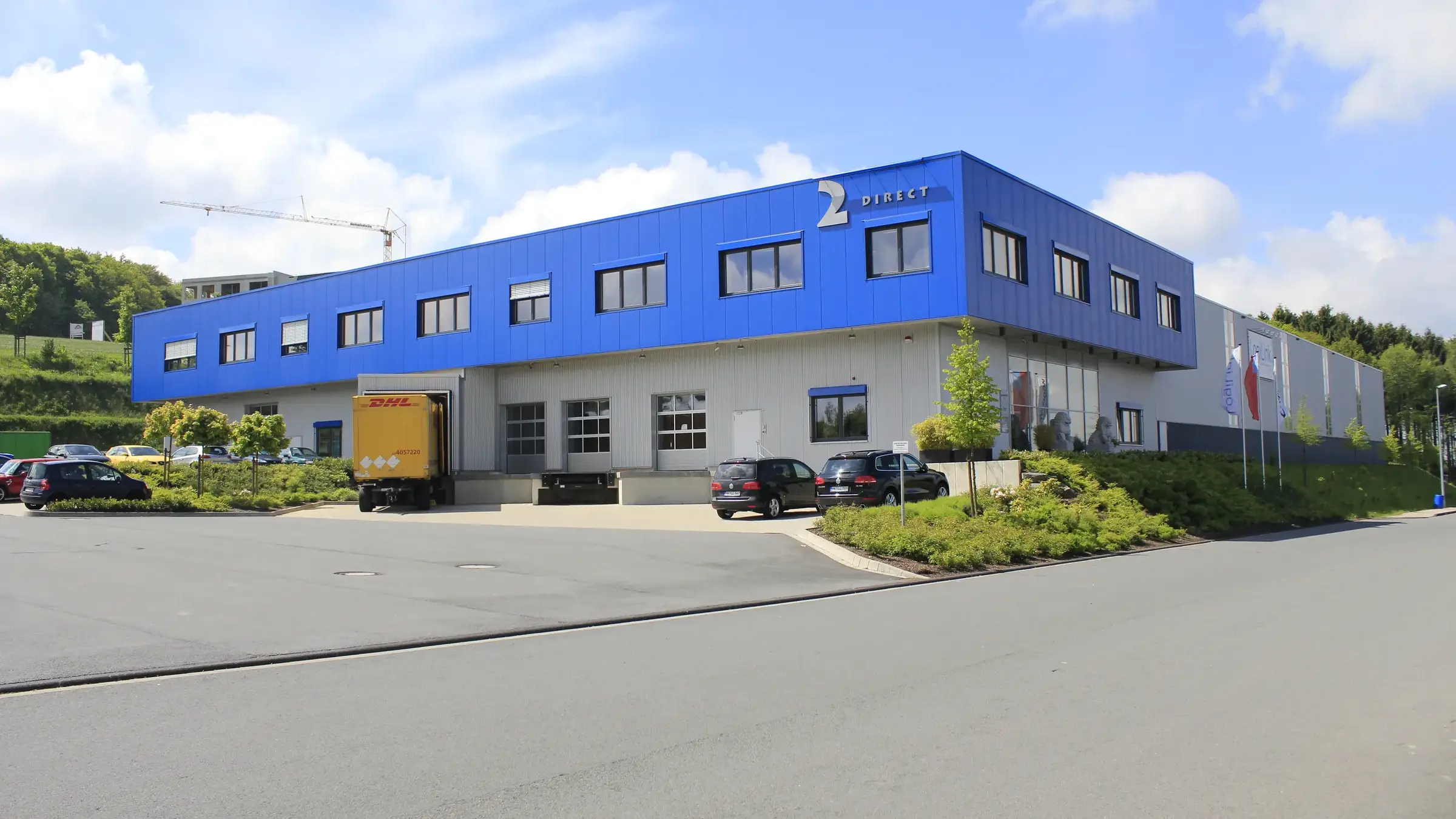Logistikzentrum LogiLink in Lüdenscheid: Kopfbau mit blauer Fassade vor der langen Lagerhalle