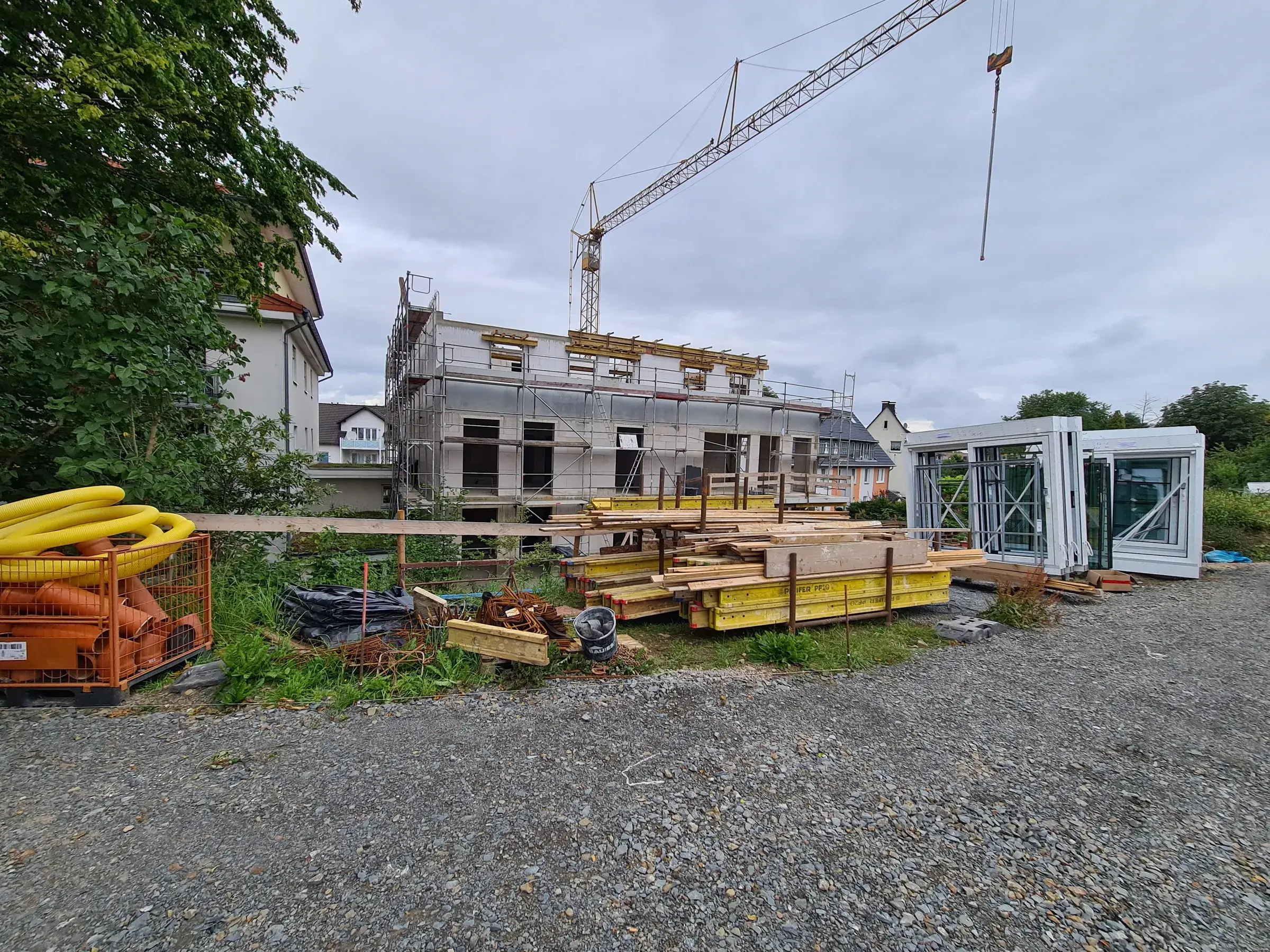 Mehrfamilienhaus, Lüdenscheid – Baustelle mit Materiallager