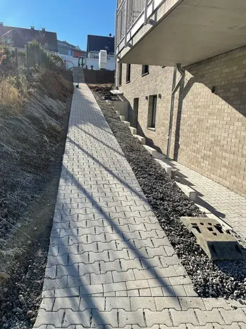 Mehrfamilienhaus, Lüdenscheid – Weg entlang des Hauses