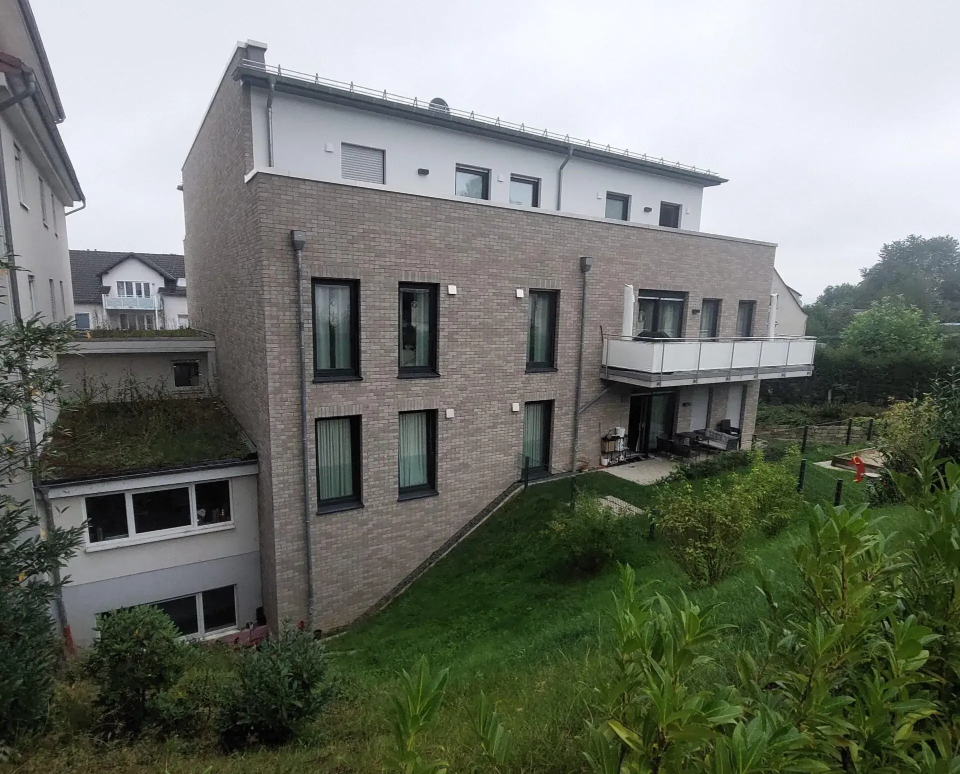 Mehrfamilienhaus, Lüdenscheid – Gartenseite am Hang (10.09.2024)