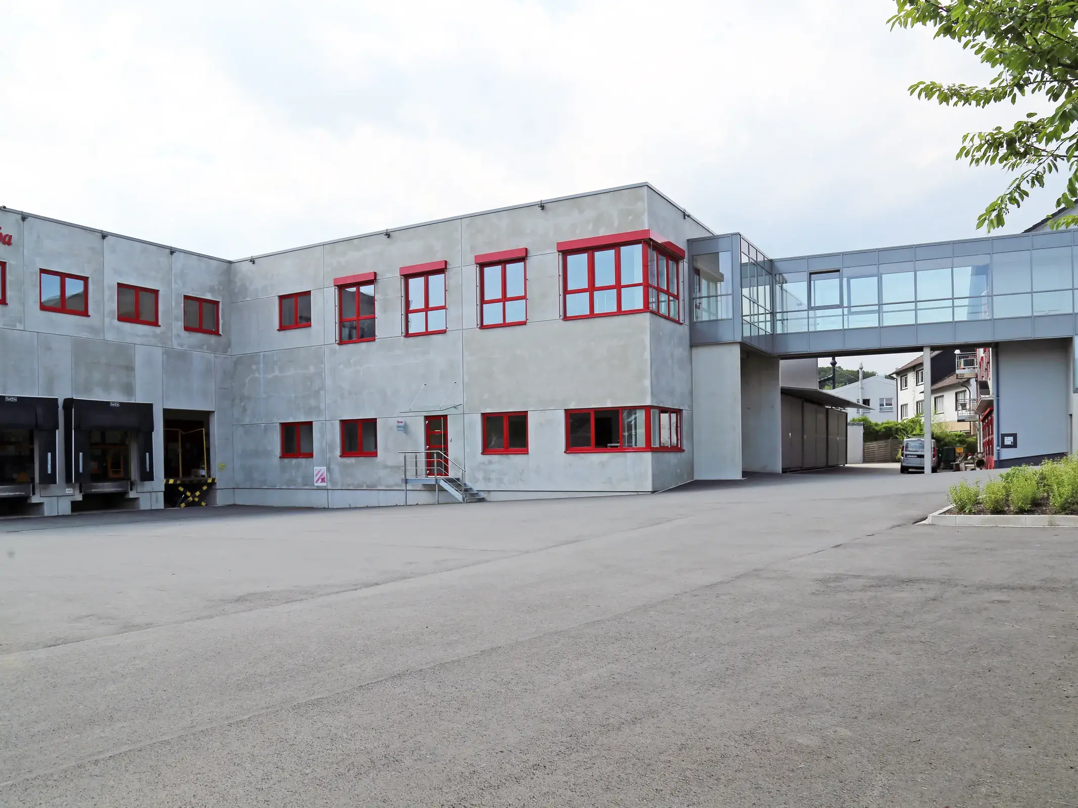 Lagerneubau Metoba in Lüdenscheid mit verglaster Verbindungsbrücke zum Bestand