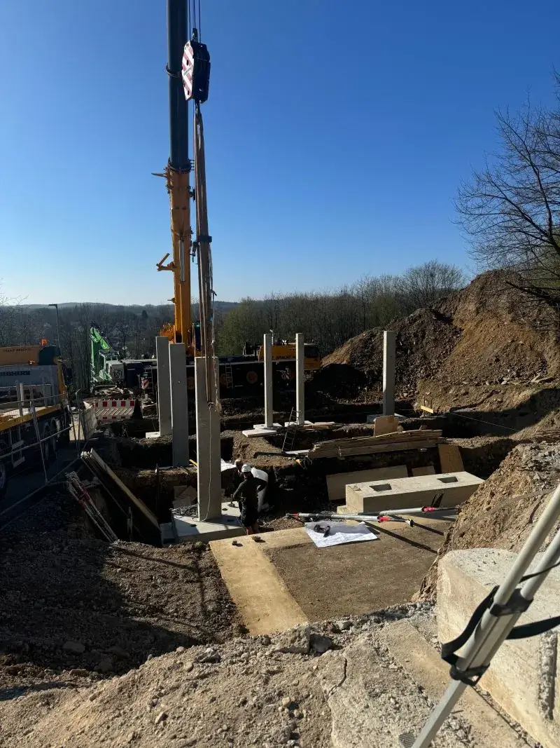 Neubau NEF-Rettungswache – Aufbau der Stützen