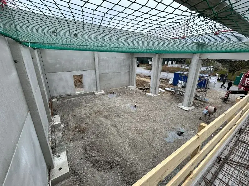 Neubau NEF-Rettungswache – Sicherheitsnetz unter der Hallendecke
