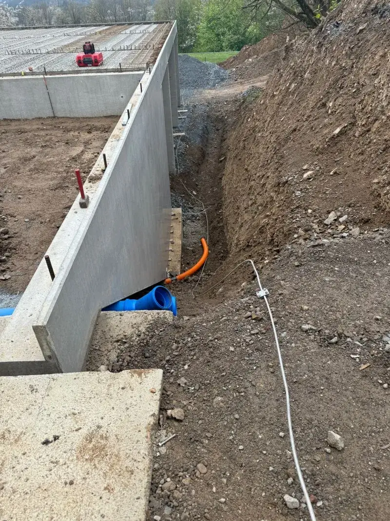 Neubau NEF-Rettungswache – Verfüllen der Stützwand