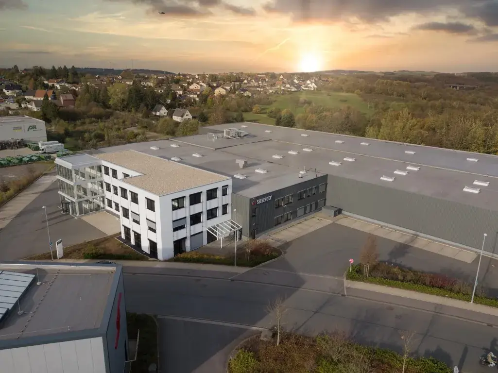 Seeberger, Schalksmühle – Bürotrakt und Hallen von oben
