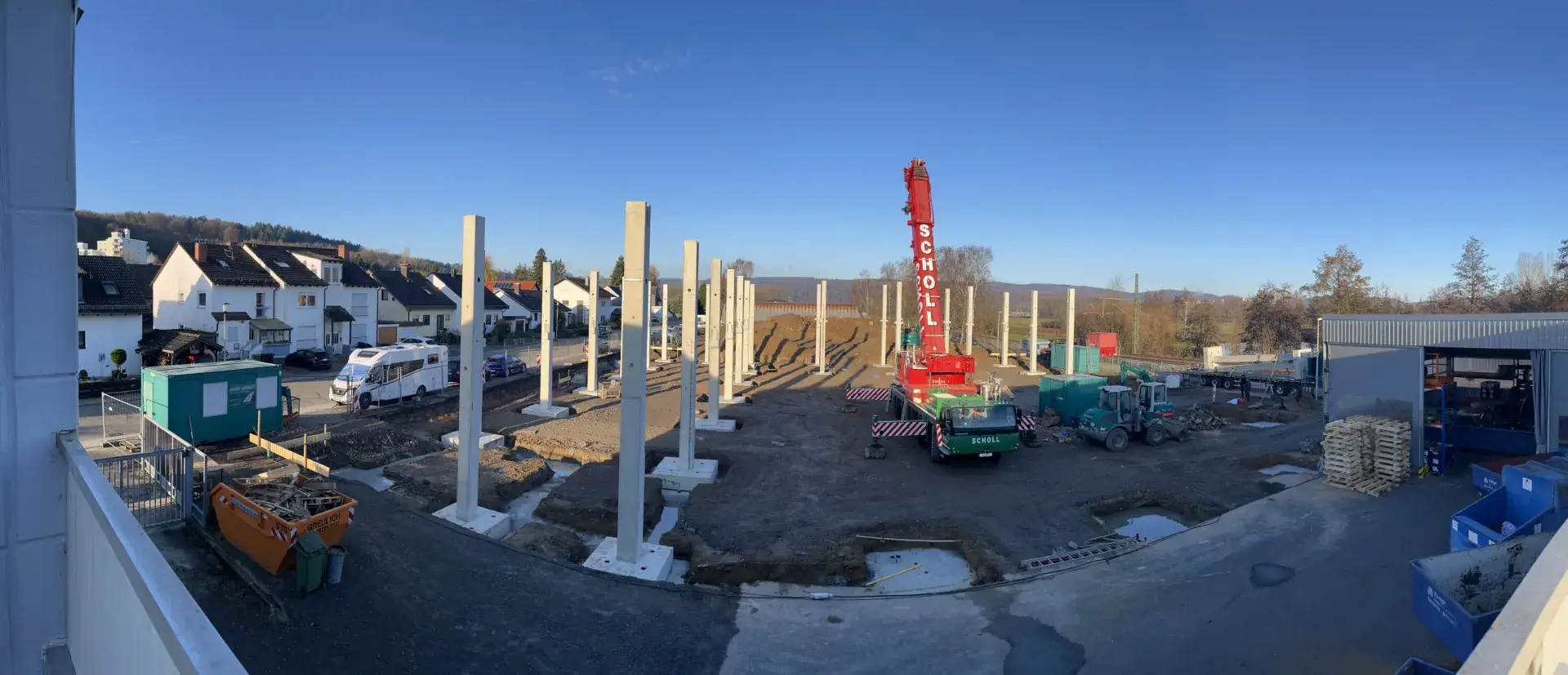 Springtec Löw, Mauer – Die ersten Fertigteilstützen stehen