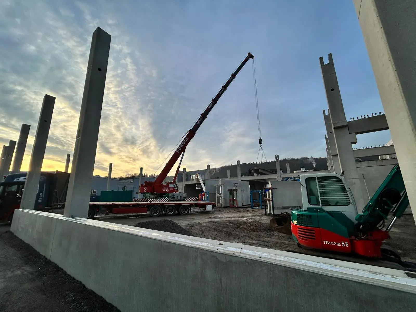 Springtec Löw, Mauer – Montage der Stützen mit dem Mobilkran