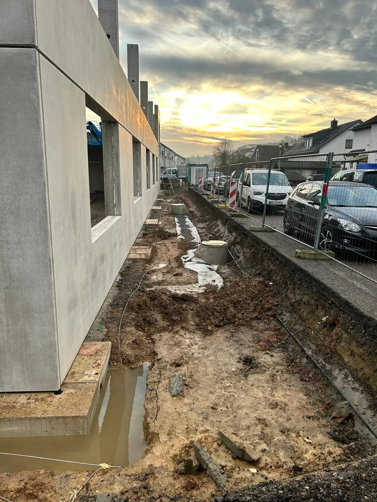 Springtec Löw, Mauer – Leitungsgraben entlang der Fassade