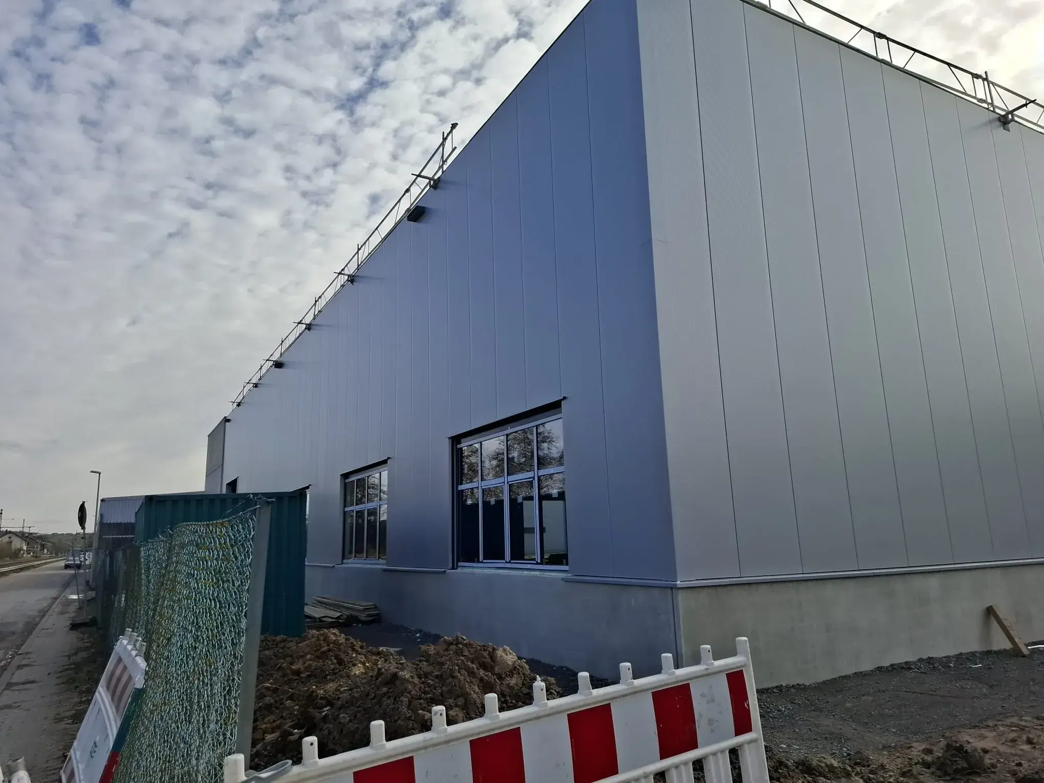 Springtec Löw, Mauer – Fassade aus Sandwichpaneelen (KW 8/2026)
