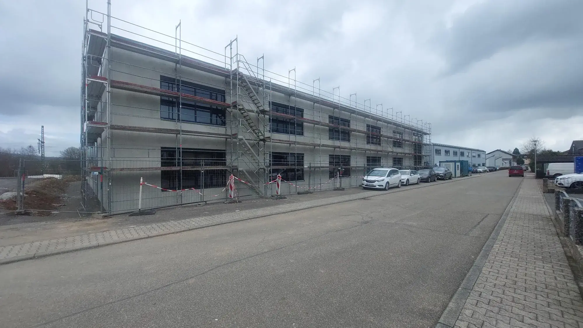 Springtec Löw, Mauer – Fassade an der Straße (KW 14/2026)