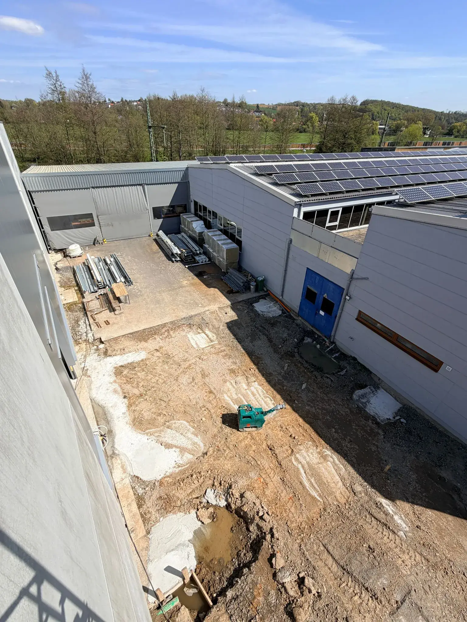 Springtec Löw, Mauer – Blick auf das Dach mit Photovoltaik (KW 16/2026)