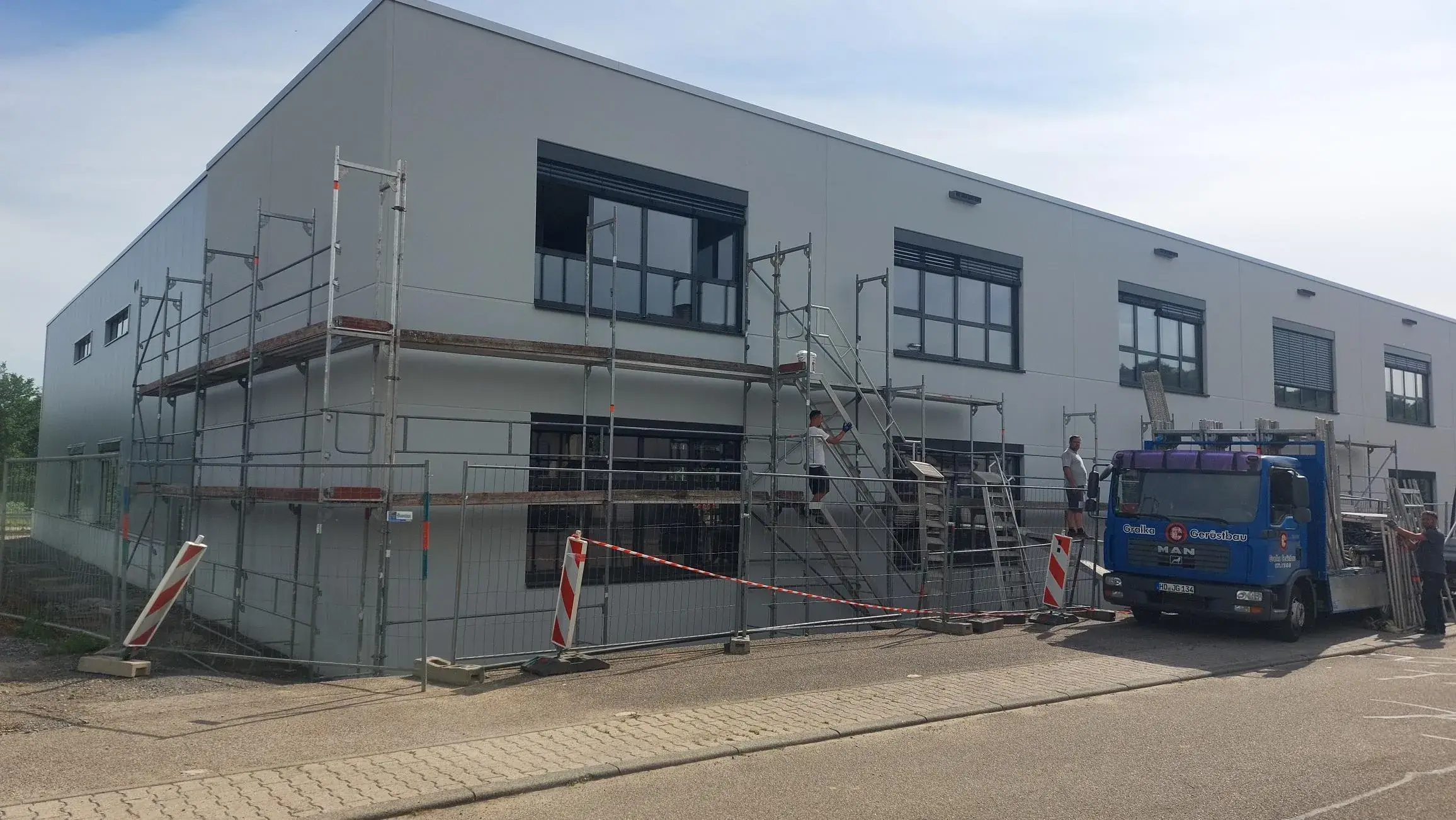 Springtec Löw, Mauer – Kopfbau mit Fensterbändern (KW 23/2026)