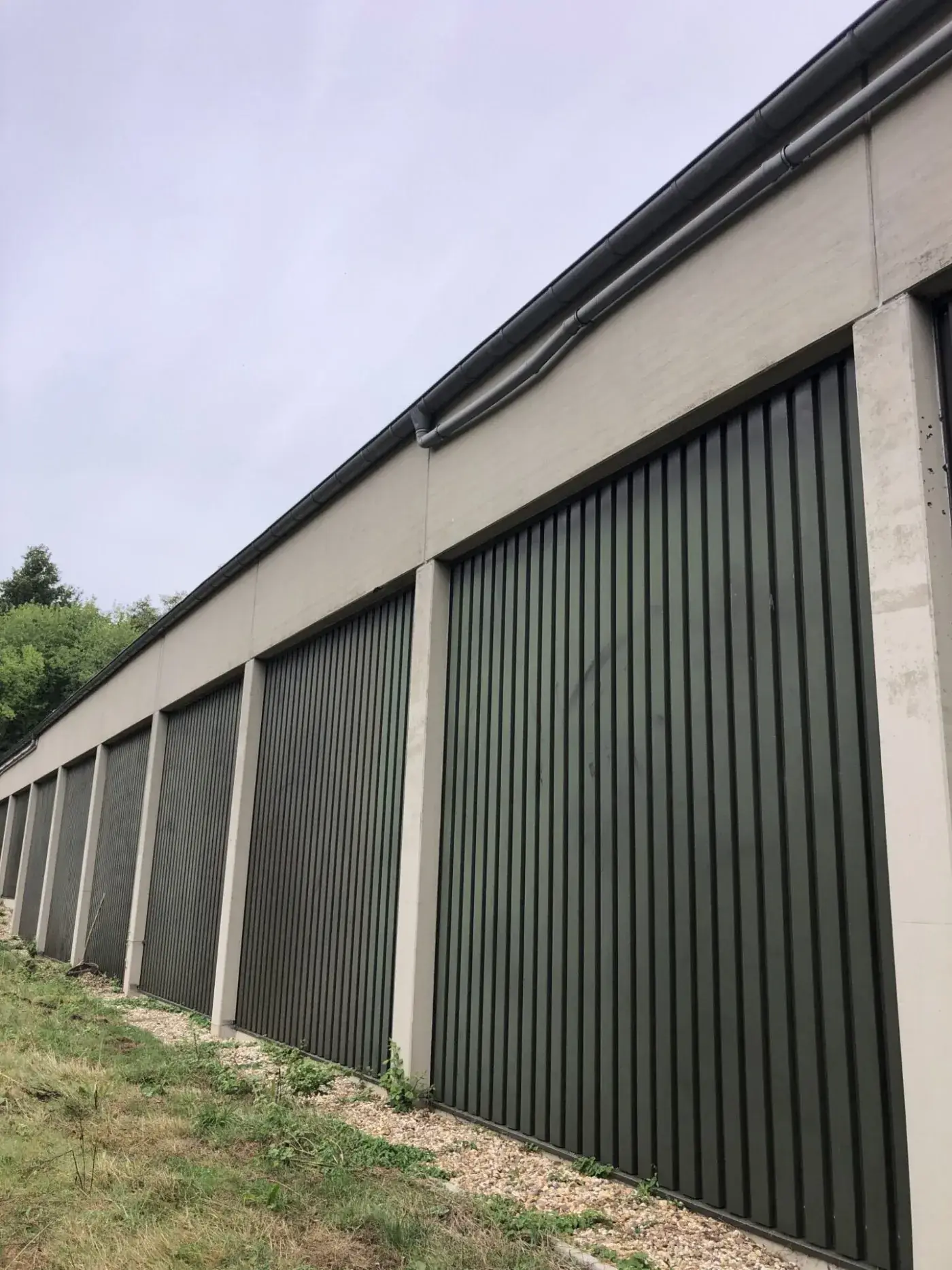 Energetische und barrierefreie Sanierung einer Turnhalle – Bestand: Rückseite der Halle (21.09.2022)