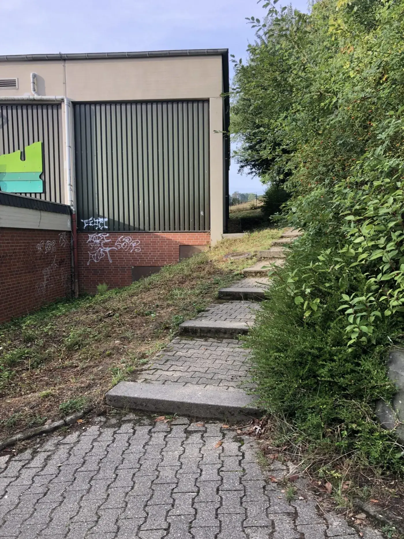Energetische und barrierefreie Sanierung einer Turnhalle – Bestand: Weg zum Parkplatz (21.09.2022)
