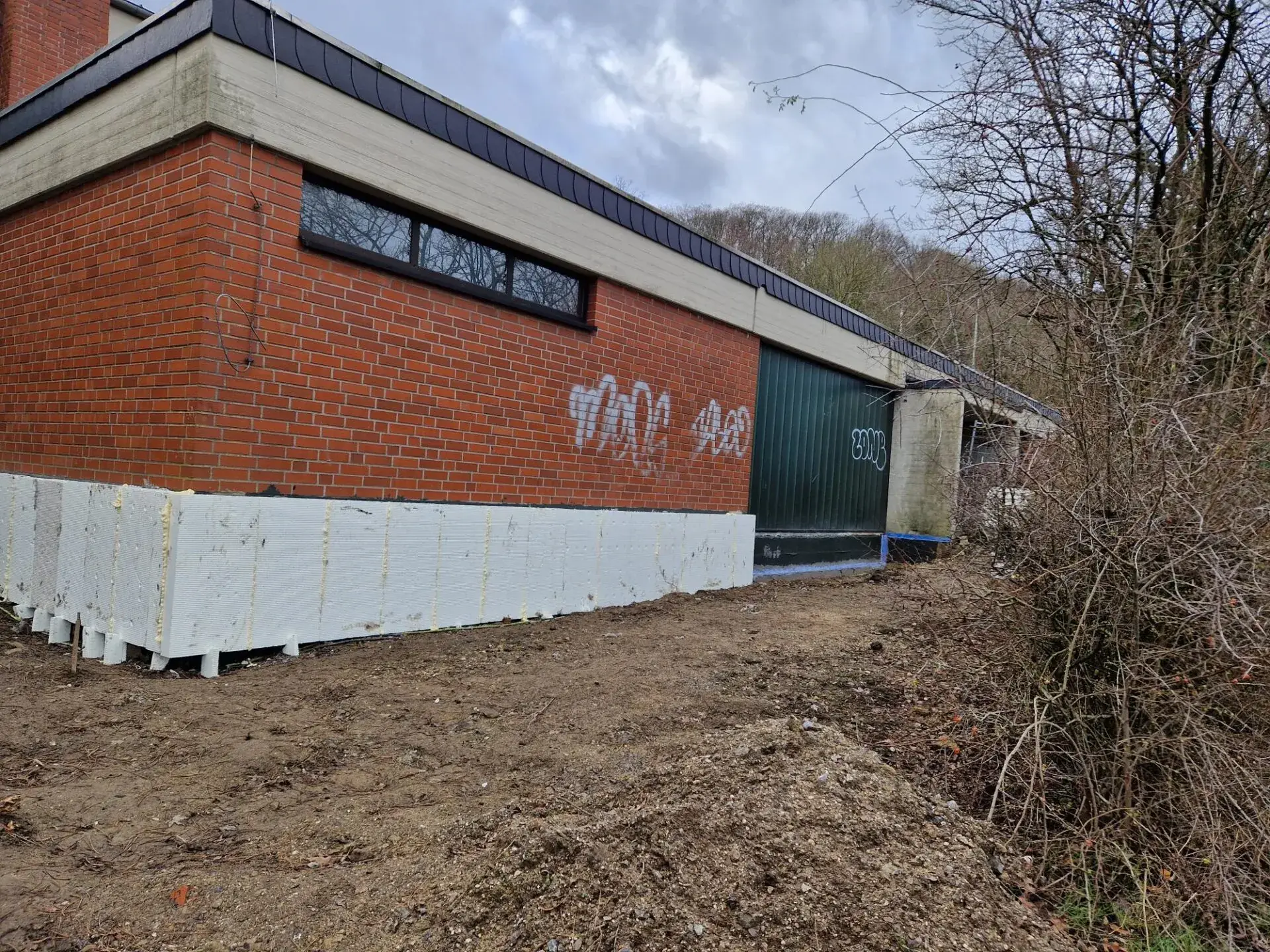 Energetische und barrierefreie Sanierung einer Turnhalle – Umkleidetrakt außen (16.01.2023)