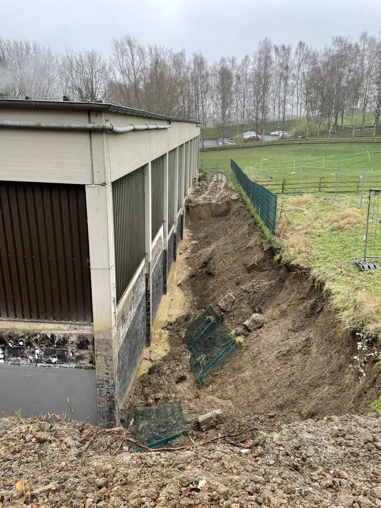 Energetische und barrierefreie Sanierung einer Turnhalle – Freigelegtes Fundament, Rückseite (20.01.2023)