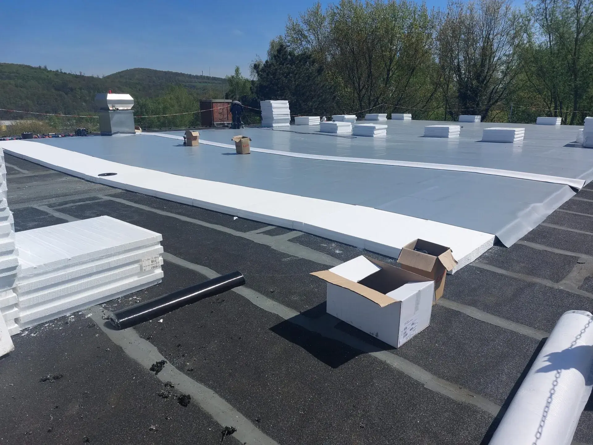 Energetische und barrierefreie Sanierung einer Turnhalle – Dämmung des Hallendachs (03.05.2023)