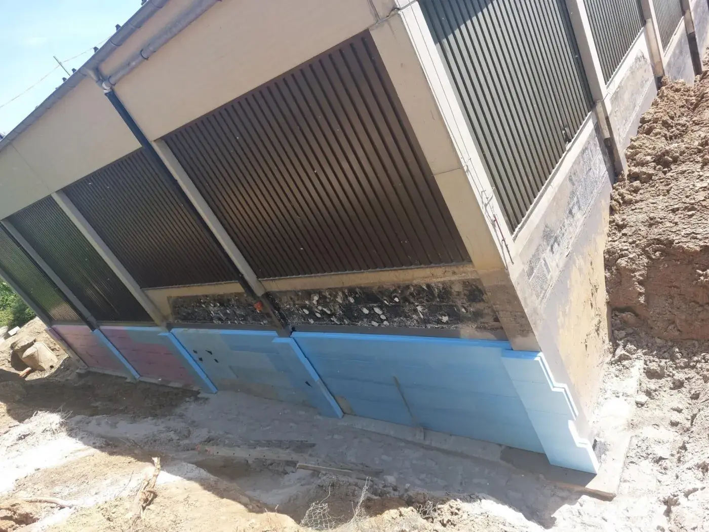 Energetische und barrierefreie Sanierung einer Turnhalle – Perimeterdämmung am Hallenfundament (03.05.2023)