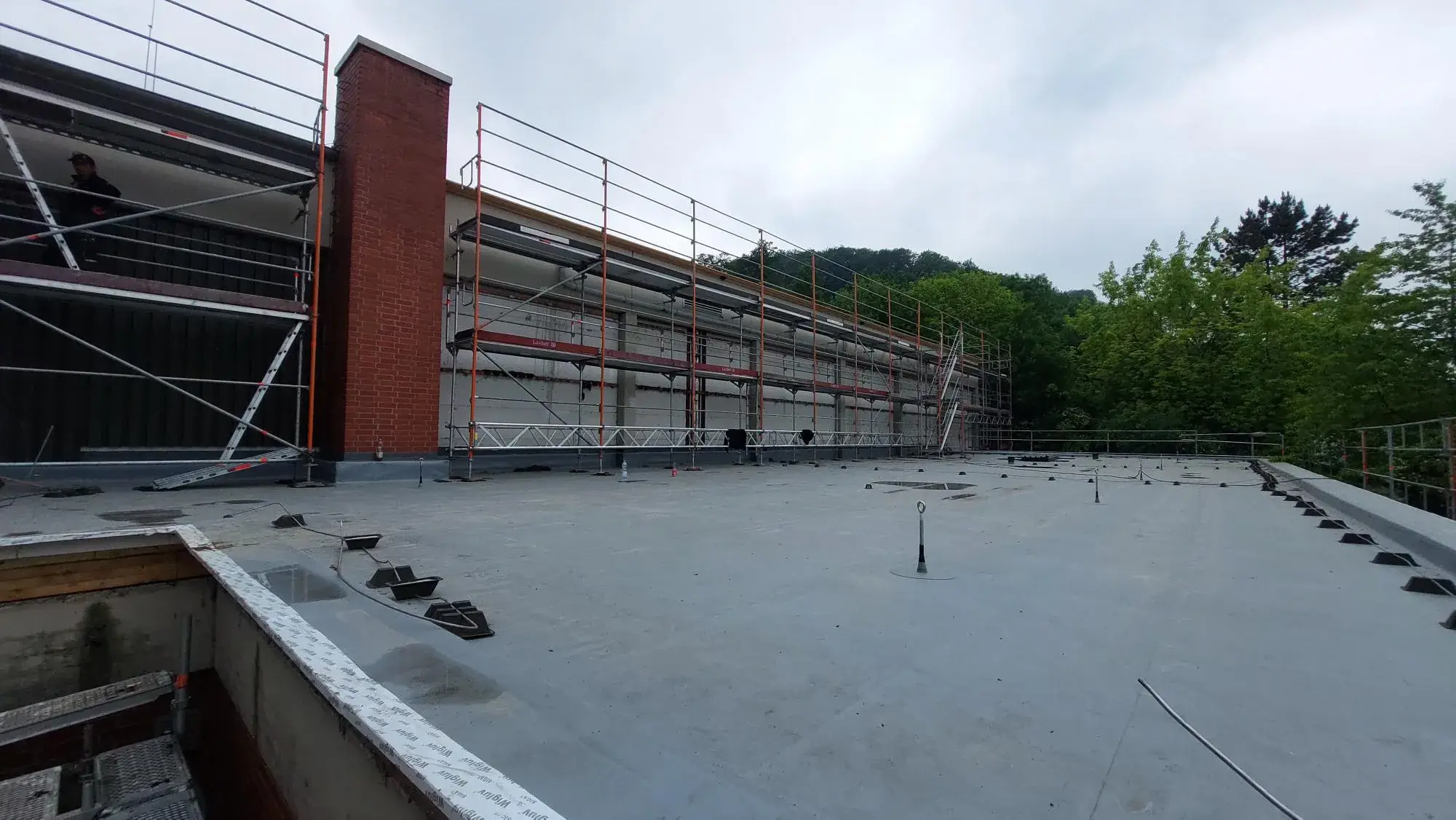 Energetische und barrierefreie Sanierung einer Turnhalle – Dach des Umkleidetrakts (07.06.2023)