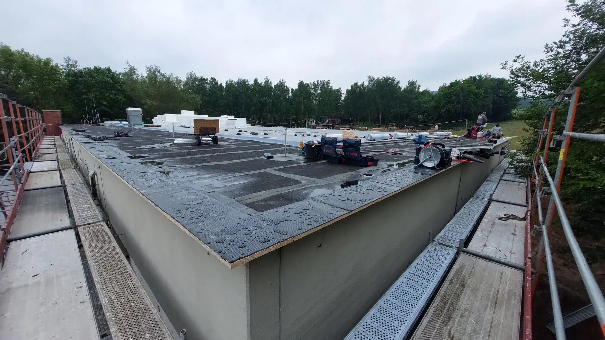 Energetische und barrierefreie Sanierung einer Turnhalle – Dachdämmung der Halle (07.06.2023)