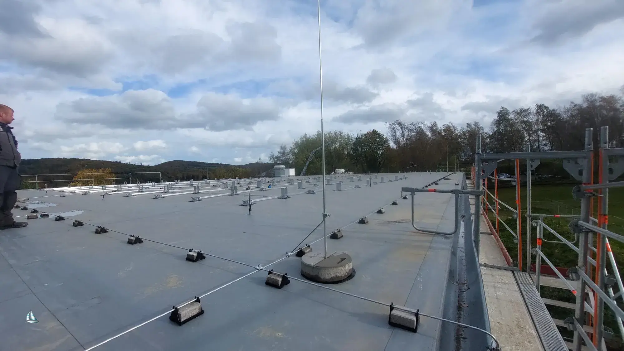 Energetische und barrierefreie Sanierung einer Turnhalle – Hallendach vor der PV-Montage (02.11.2023)