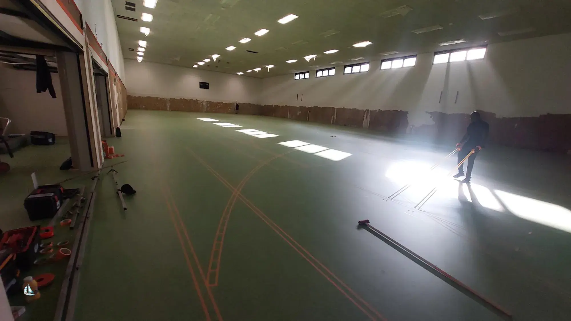 Energetische und barrierefreie Sanierung einer Turnhalle – Hallenboden mit Spielfeldmarkierung (01.02.2024)